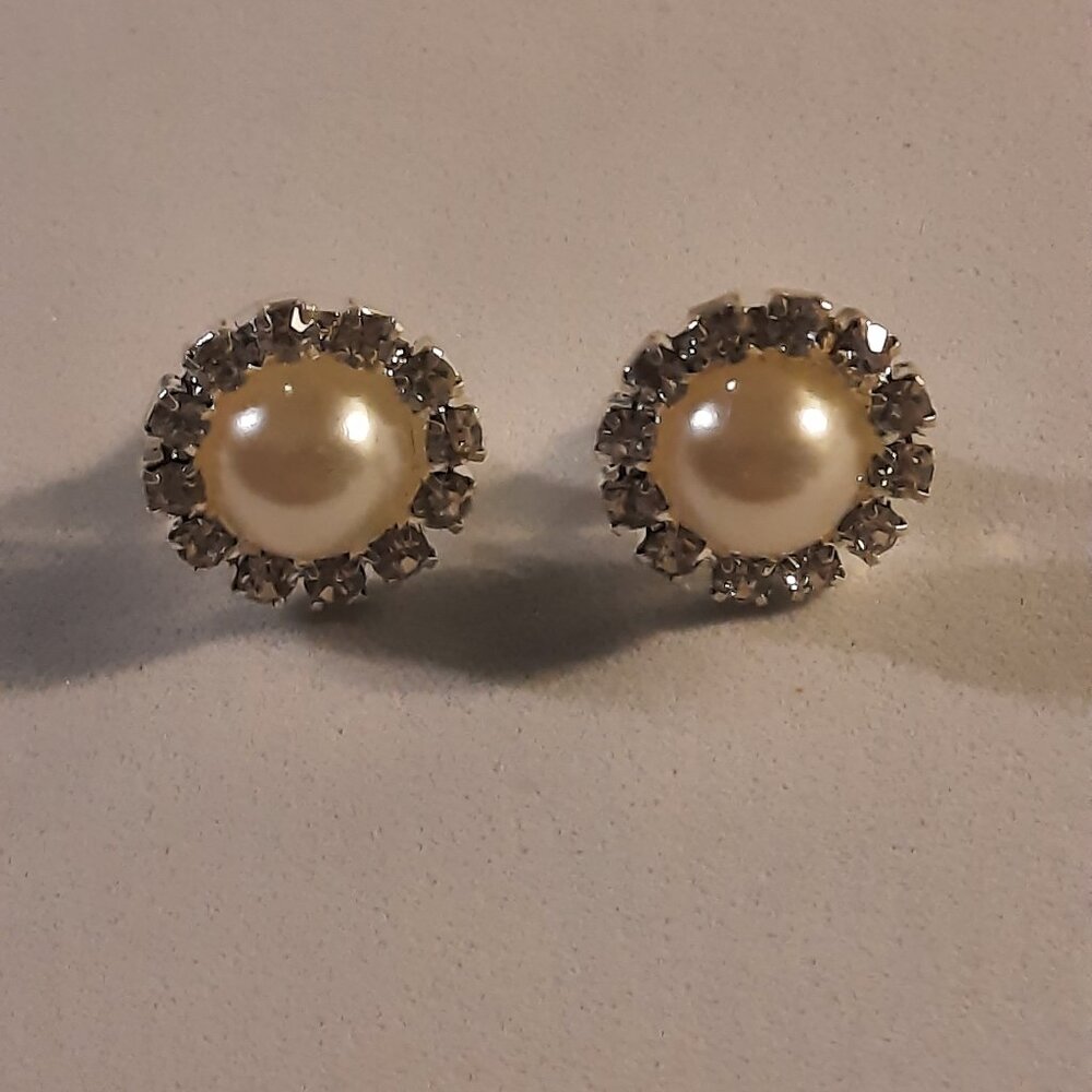 Brand New White Pearls & Glass Beads stud Earrings